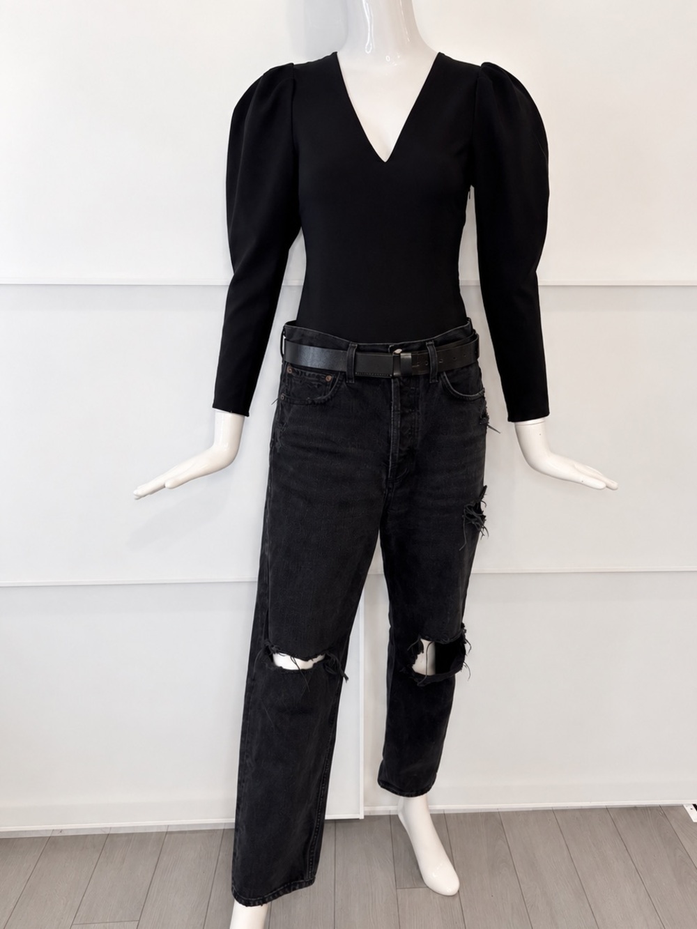 π ASTR THE LABEL NWT Black Puff Sleeve Bodysuit V Neck Quiet Luxury Sz Medium - Picture 12 of 16